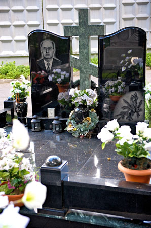 Семейный памятник на Троекуровском кладбище